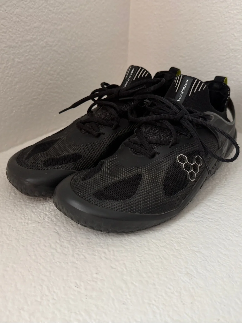 Vivobarefoot Motus Strength – Black
